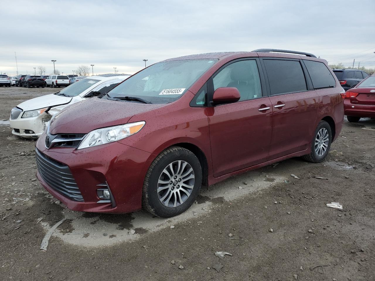 TOYOTA SIENNA XLE 2018