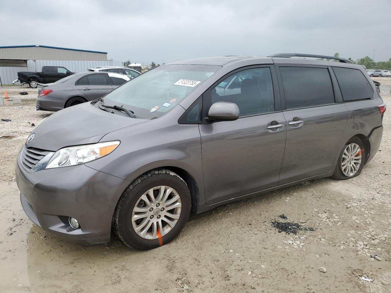 TOYOTA SIENNA XLE 2017