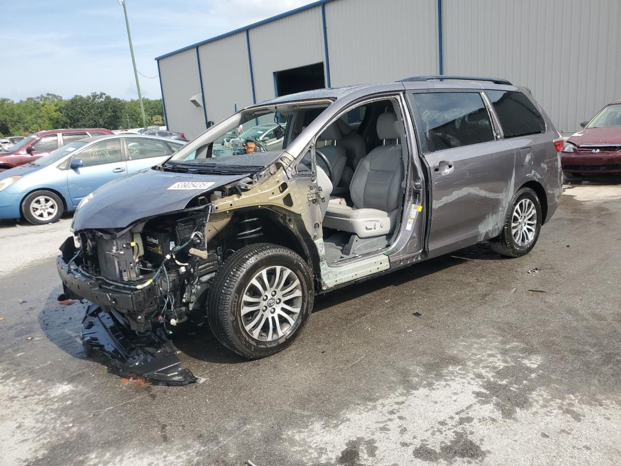 TOYOTA SIENNA XLE 2019