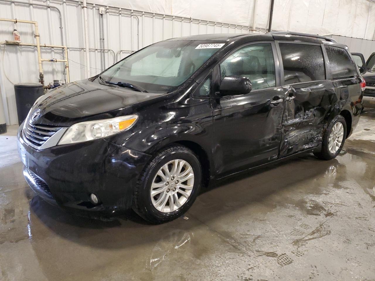 TOYOTA SIENNA XLE 2011