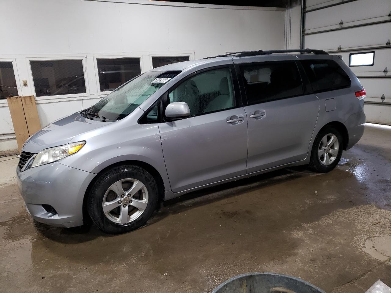TOYOTA SIENNA LE 2012