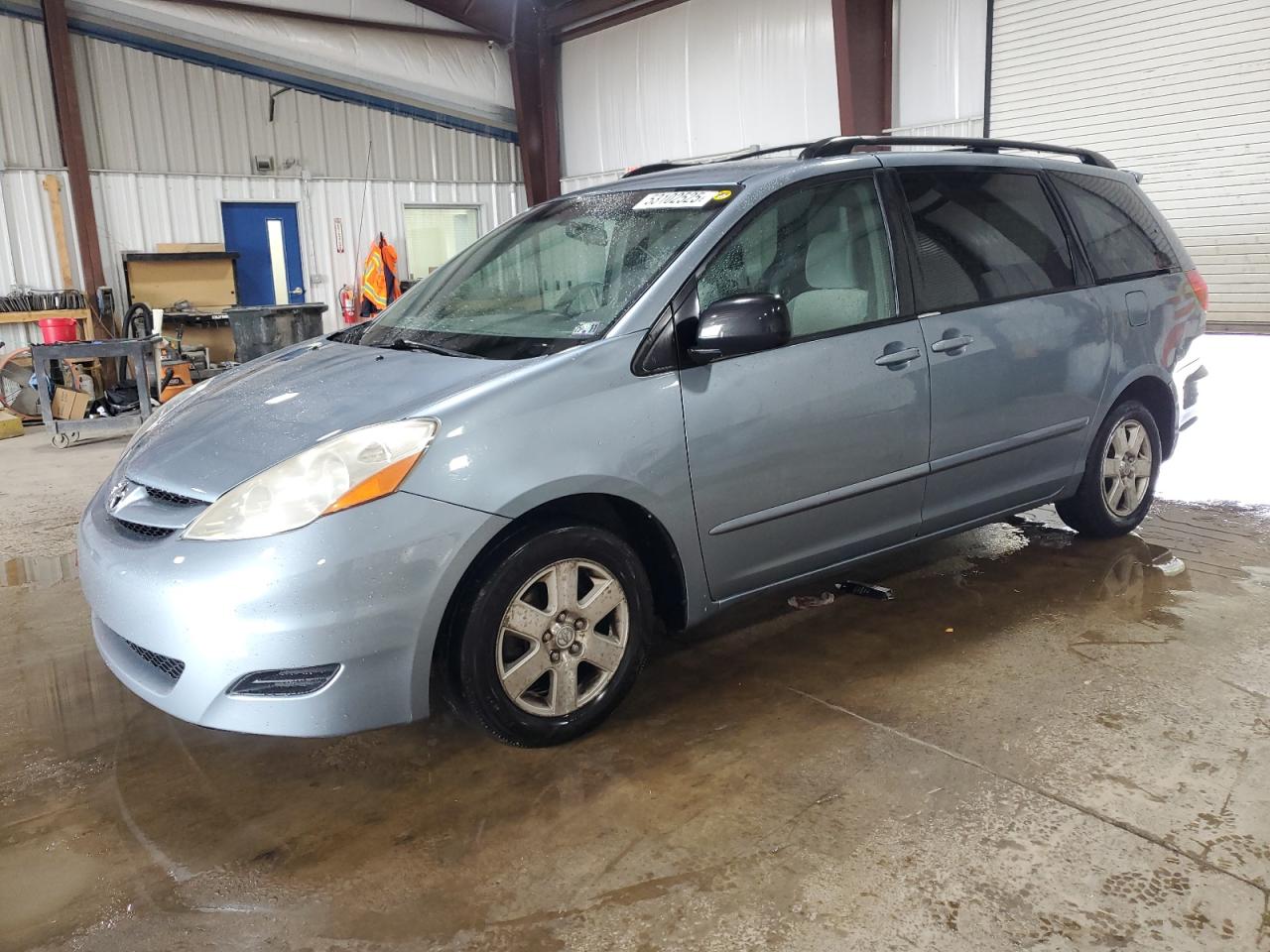 TOYOTA SIENNA CE 2010
