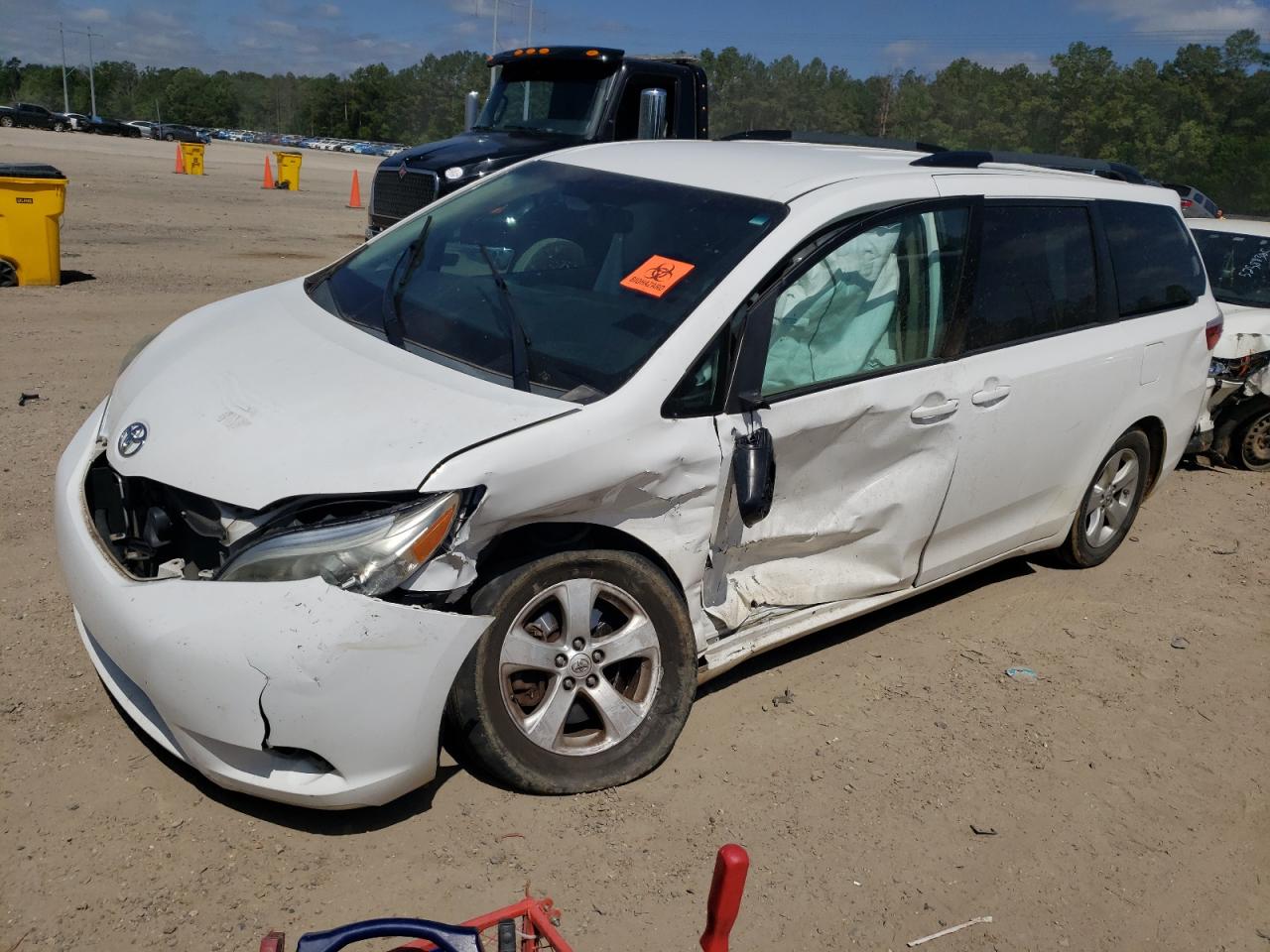 TOYOTA SIENNA LE 2016