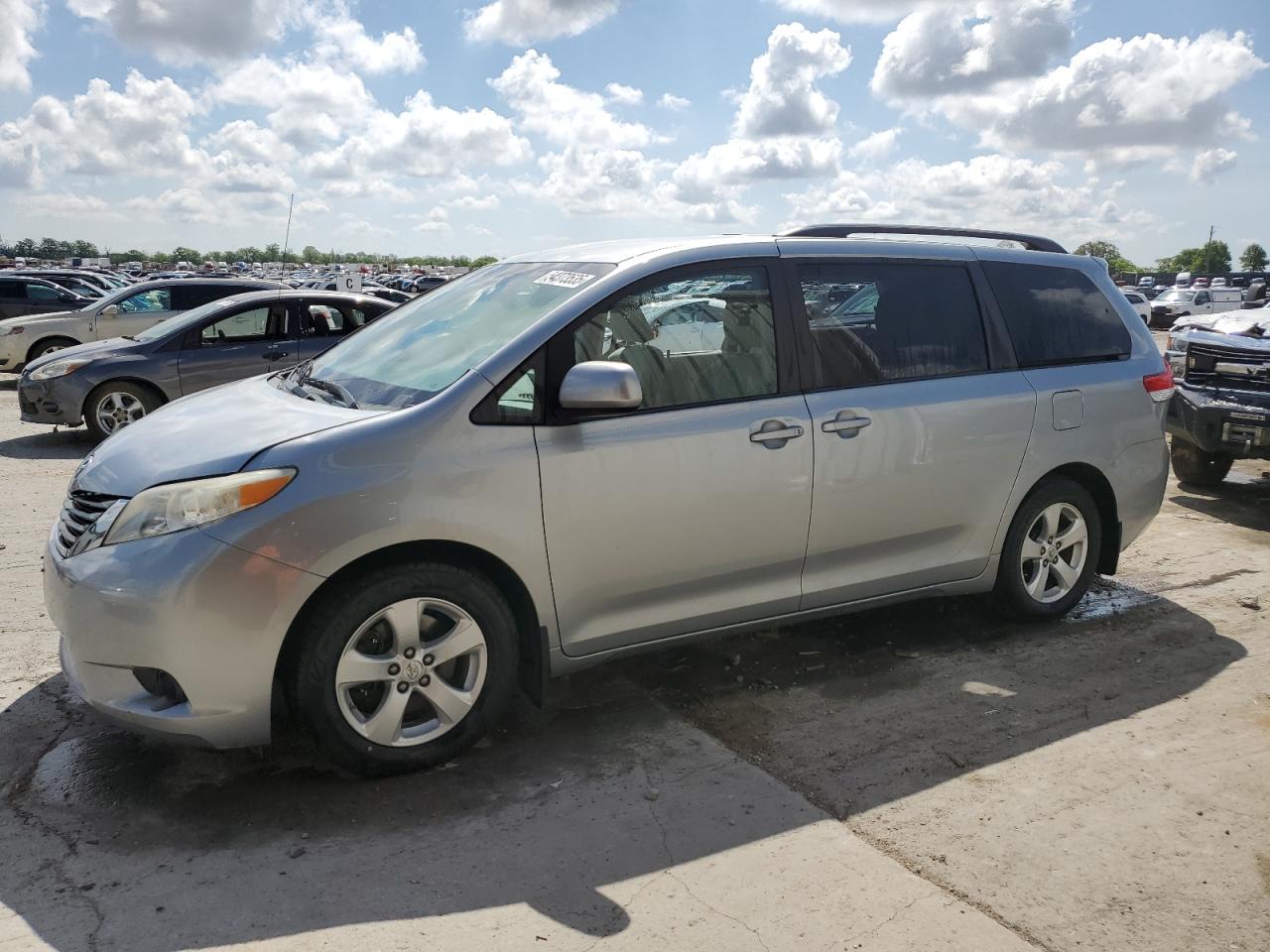 TOYOTA SIENNA LE 2014