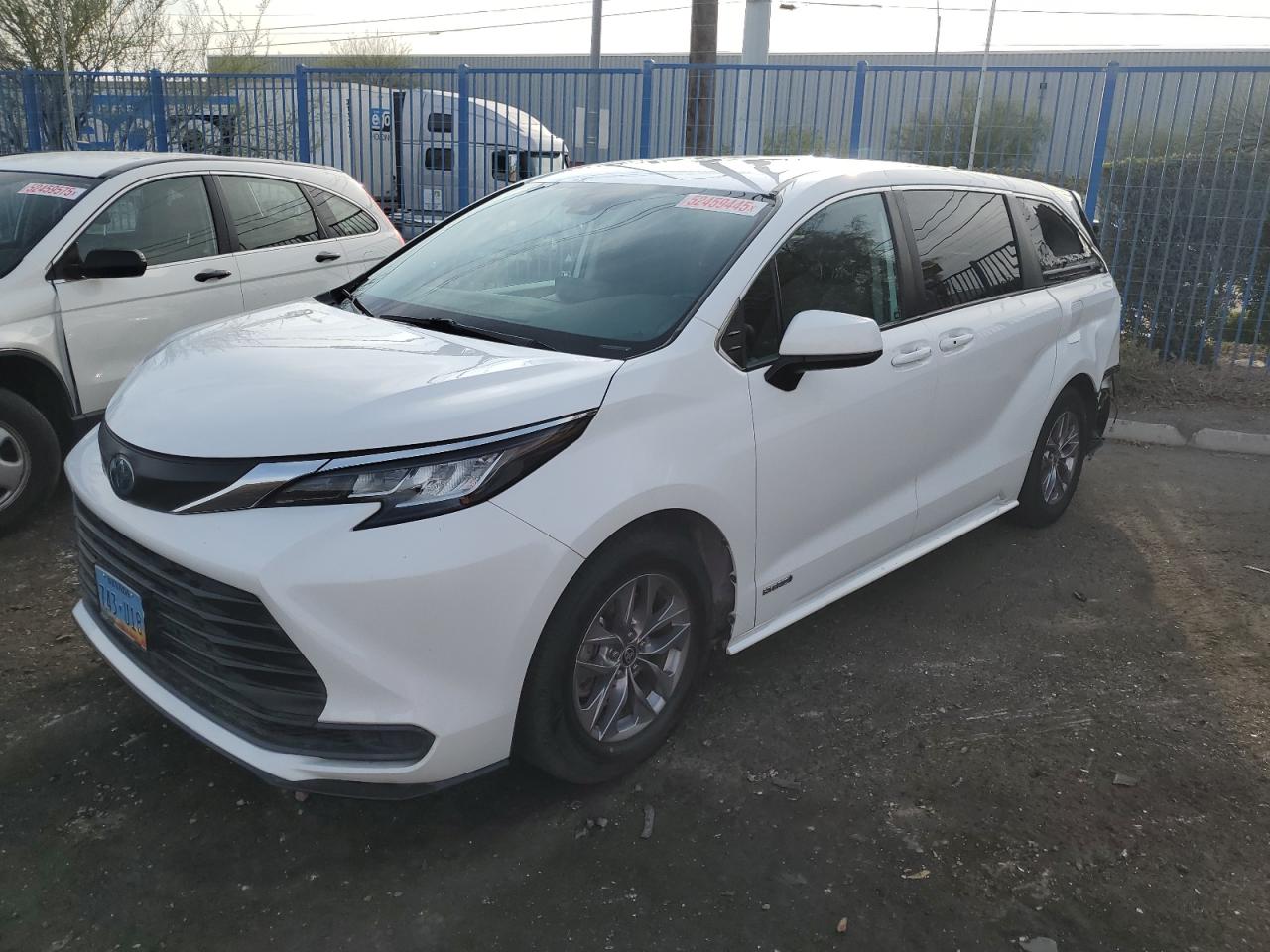 TOYOTA SIENNA LE 2021