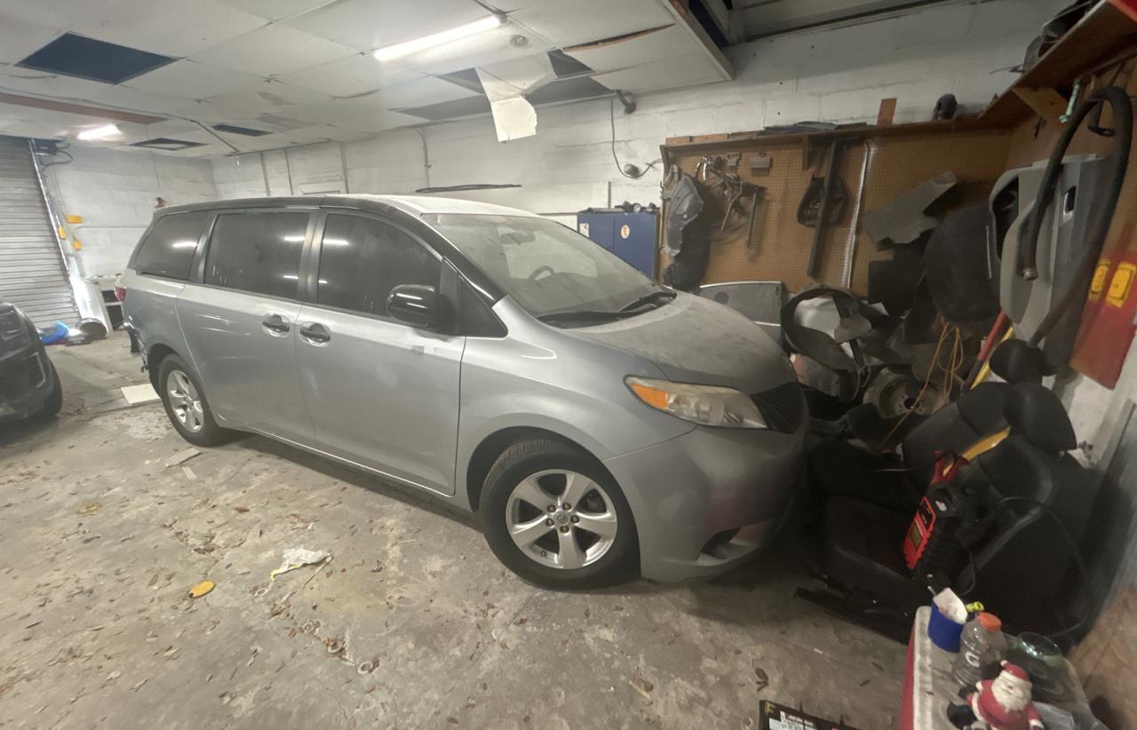 TOYOTA SIENNA 2015