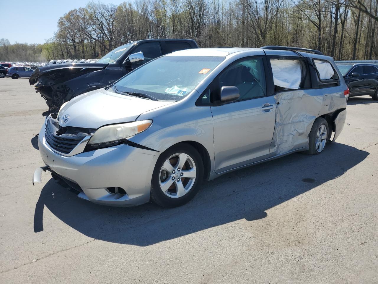 TOYOTA SIENNA LE 2011