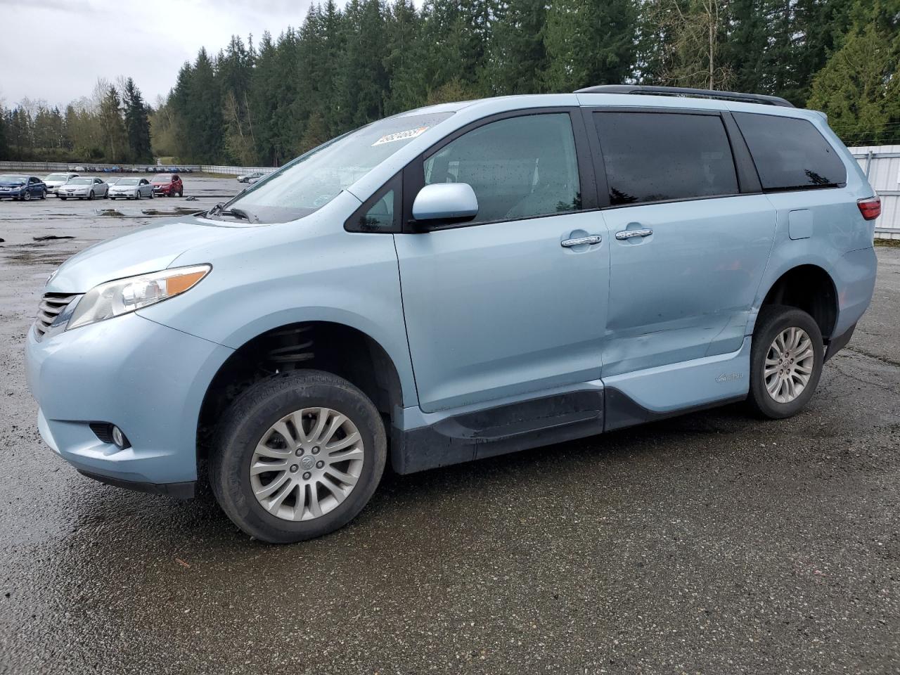 TOYOTA SIENNA XLE 2017