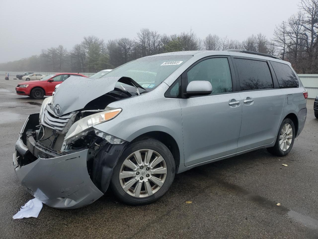 TOYOTA SIENNA LE 2015