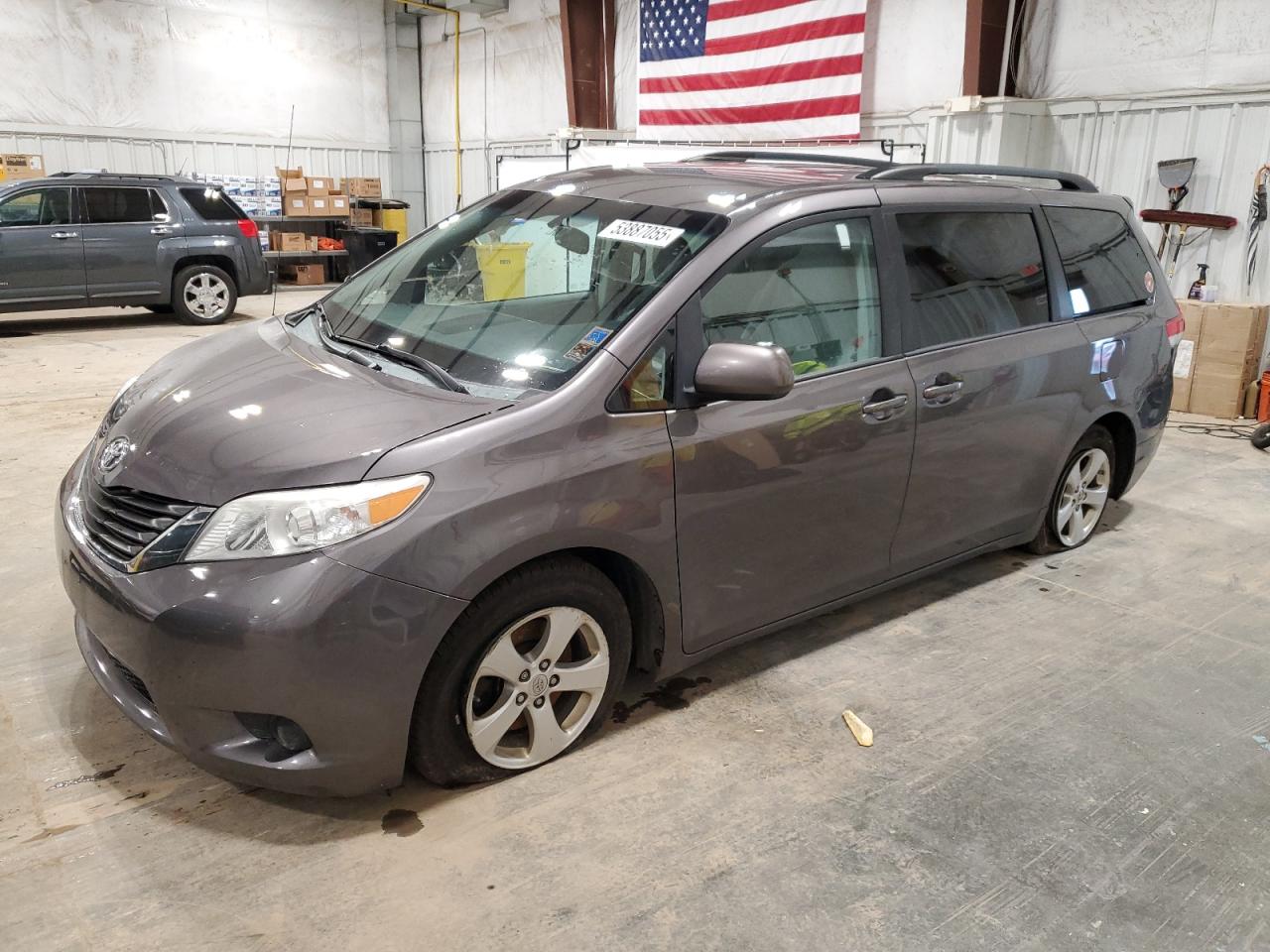 TOYOTA SIENNA LE 2013