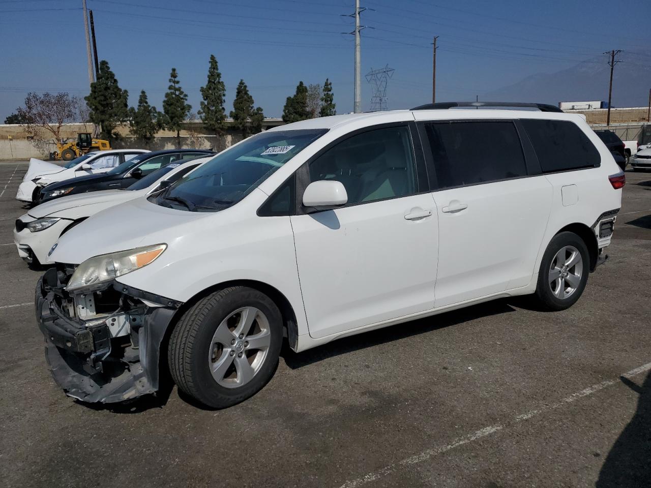 TOYOTA SIENNA LE 2015
