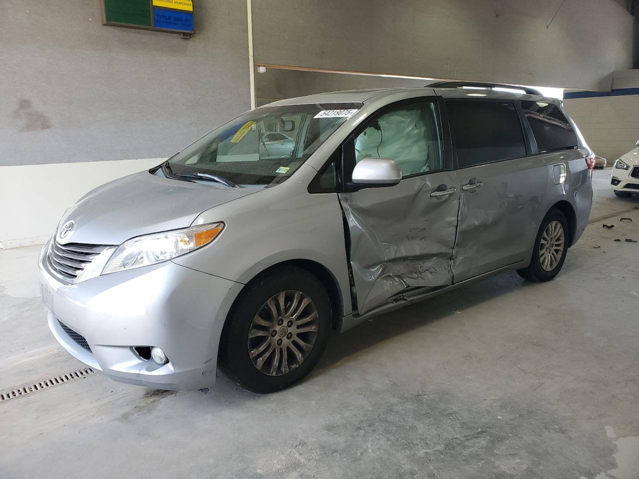 TOYOTA SIENNA XLE 2015