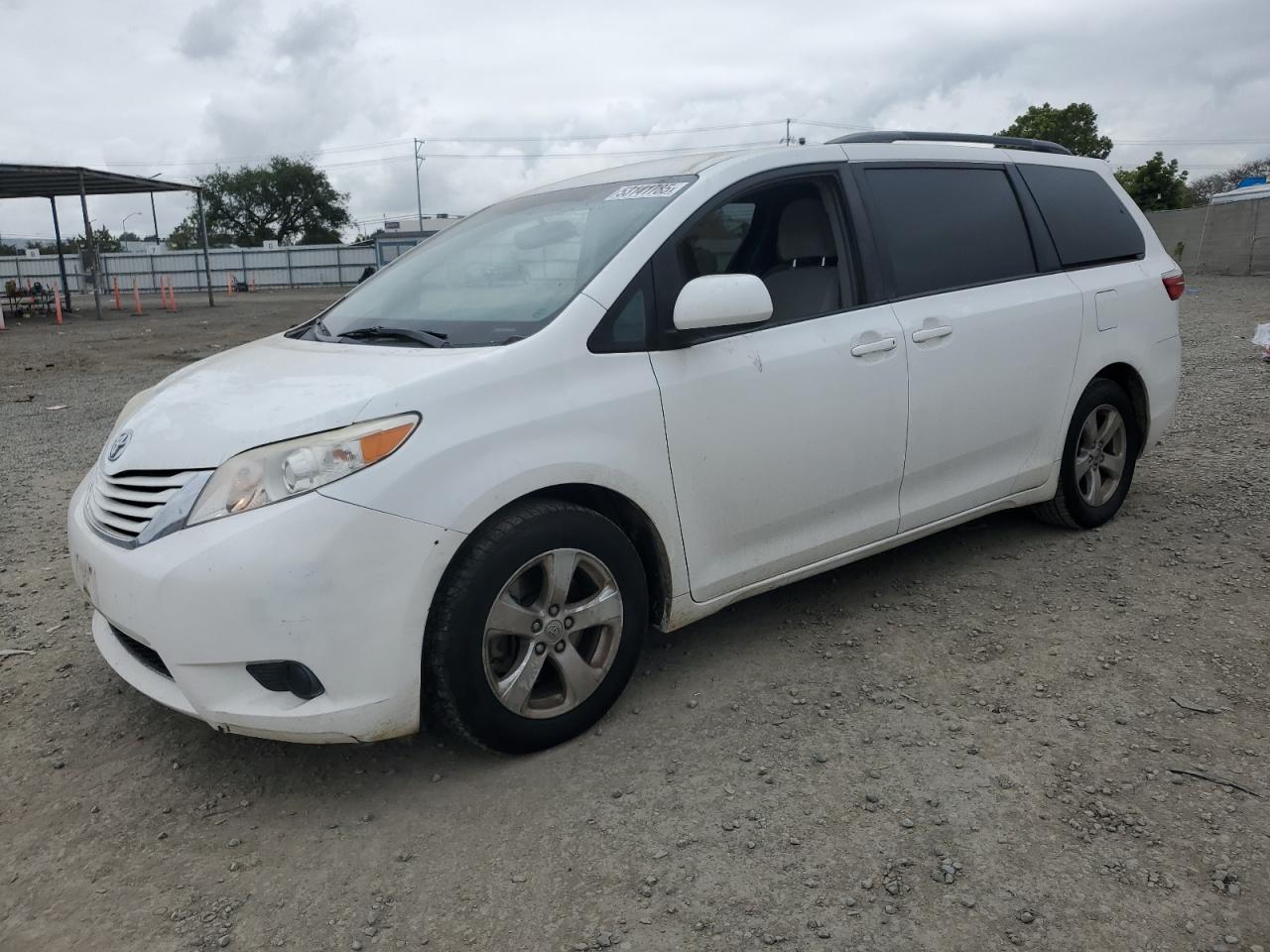 TOYOTA SIENNA LE 2015