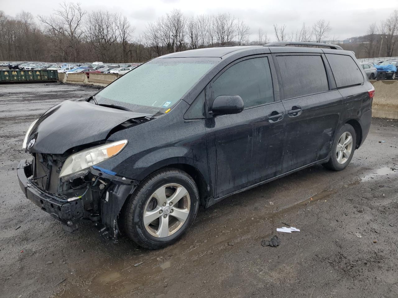 TOYOTA SIENNA LE 2017