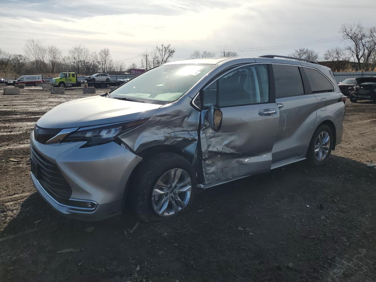 TOYOTA SIENNA XLE 2024