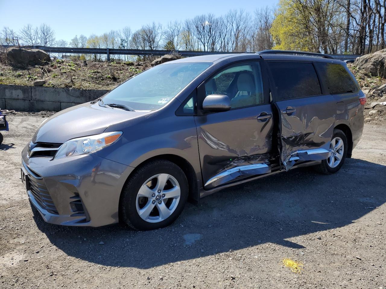 TOYOTA SIENNA LE 2019