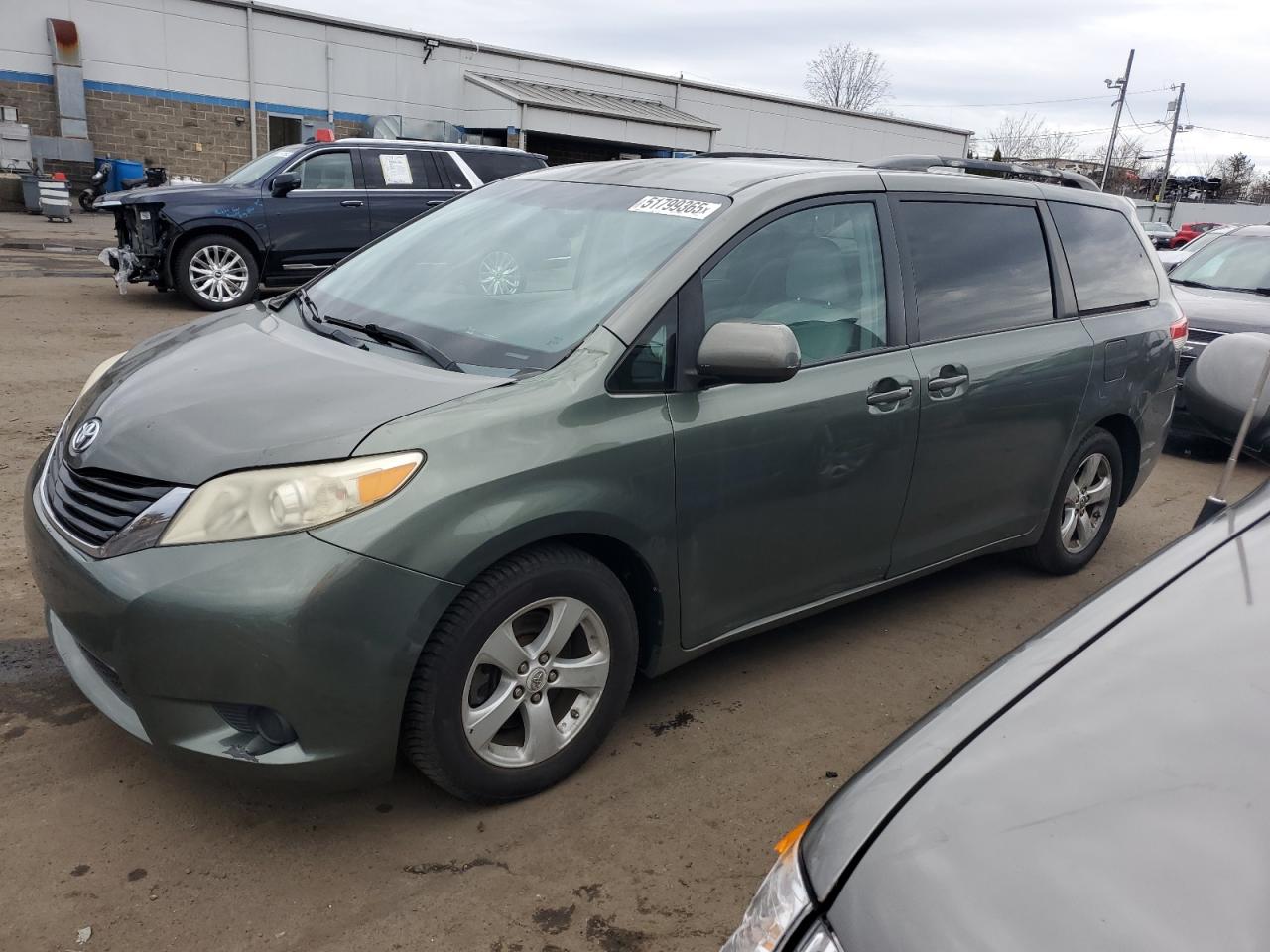 TOYOTA SIENNA LE 2011