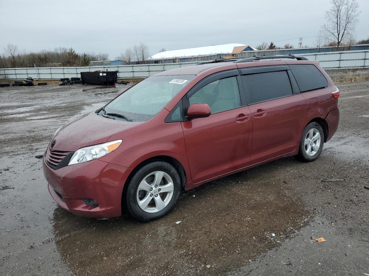 TOYOTA SIENNA LE 2015