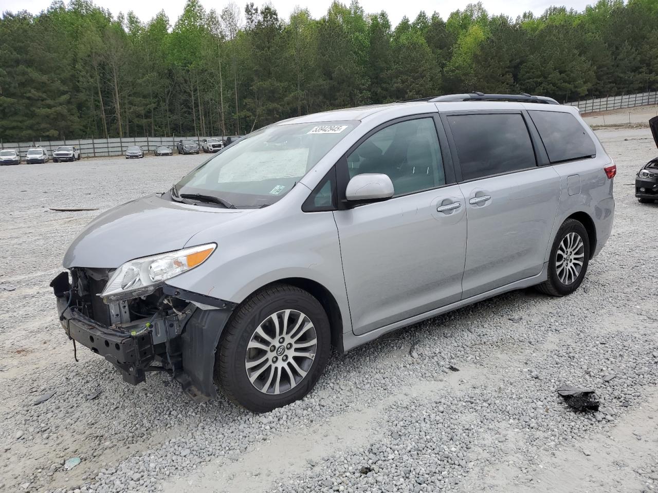 TOYOTA SIENNA XLE 2018