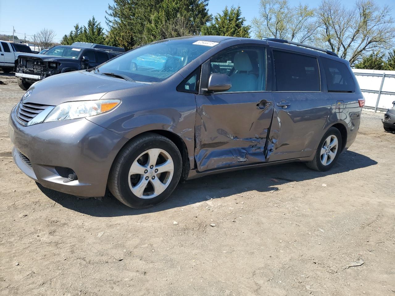 TOYOTA SIENNA LE 2015