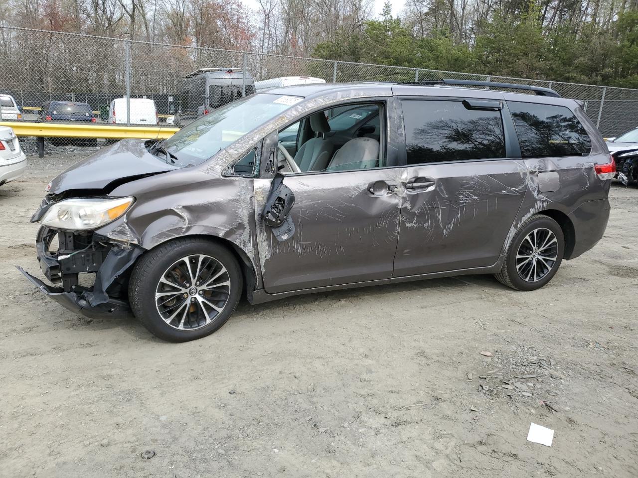 TOYOTA SIENNA LE 2013