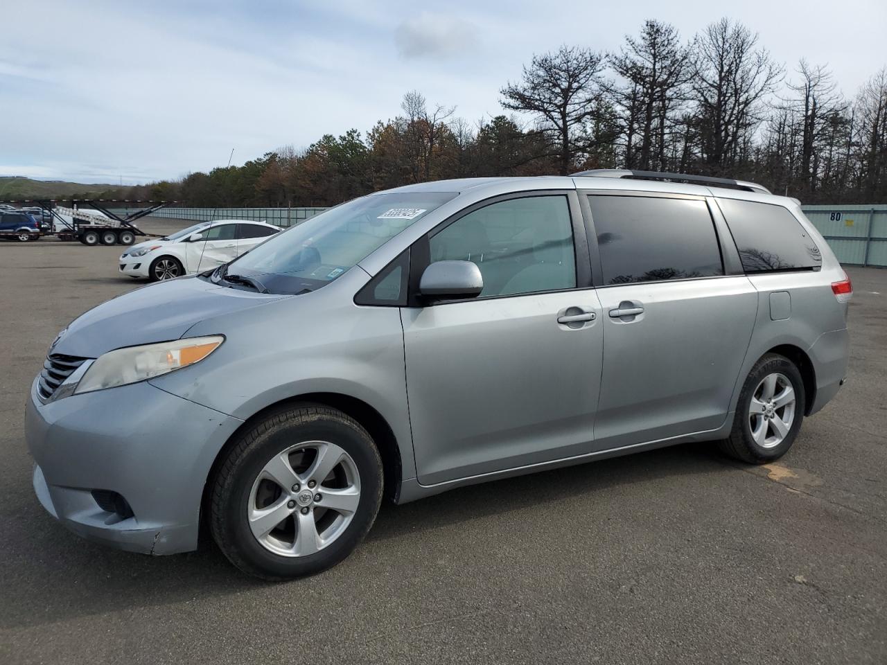 TOYOTA SIENNA LE 2011