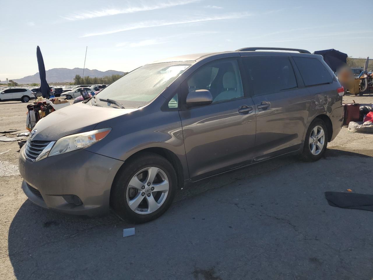 TOYOTA SIENNA LE 2012