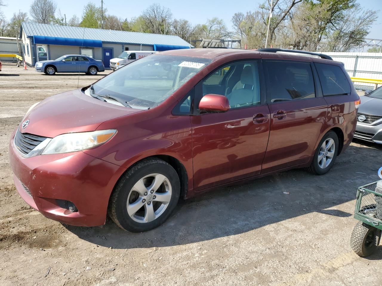 TOYOTA SIENNA LE 2011