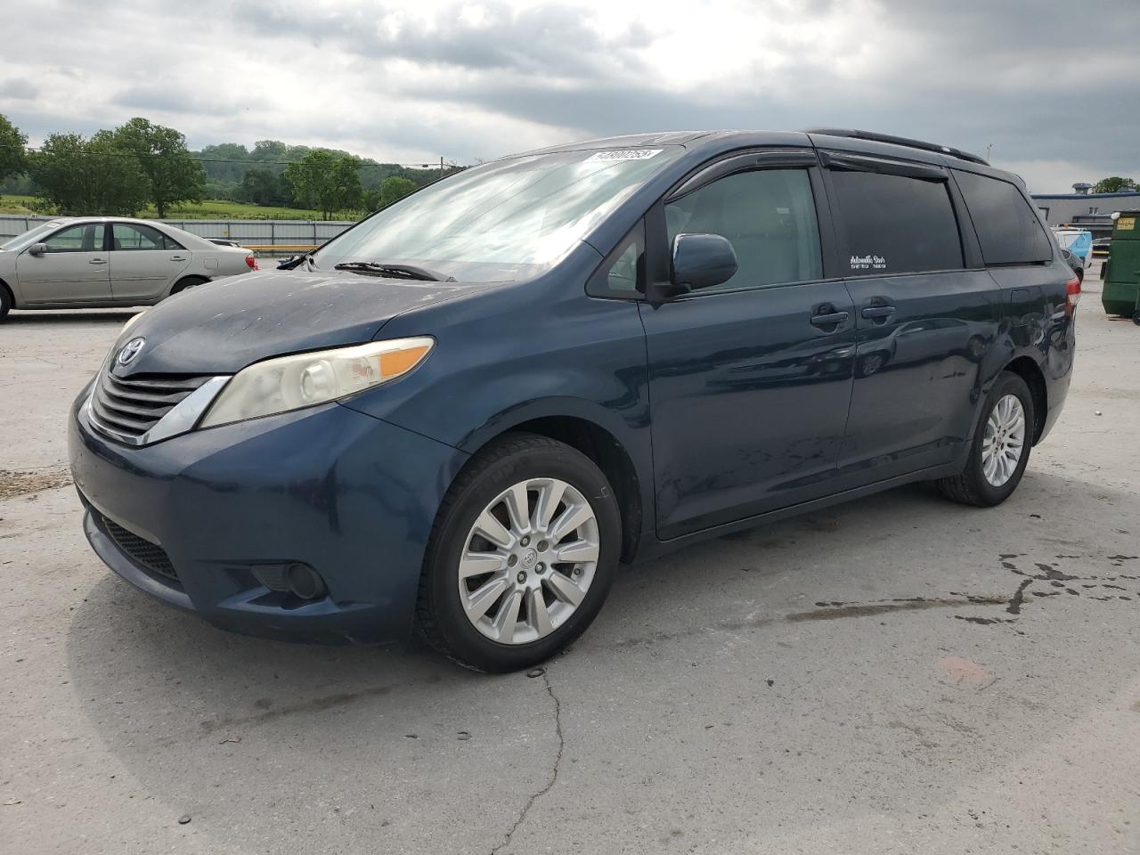 TOYOTA SIENNA LE 2011