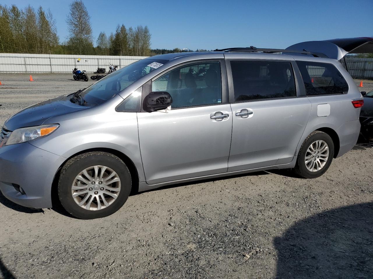 TOYOTA SIENNA XLE 2017