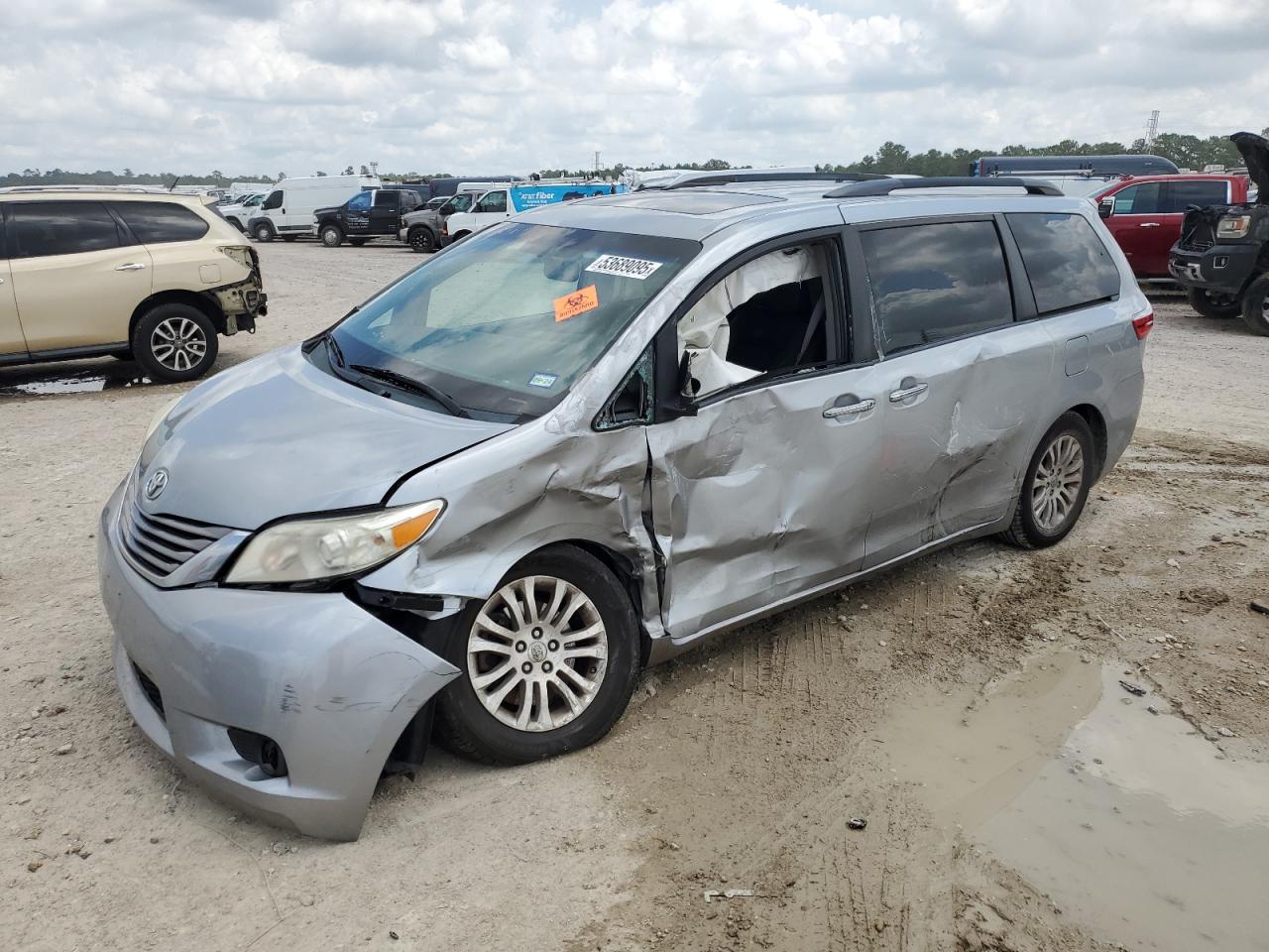 TOYOTA SIENNA XLE 2015