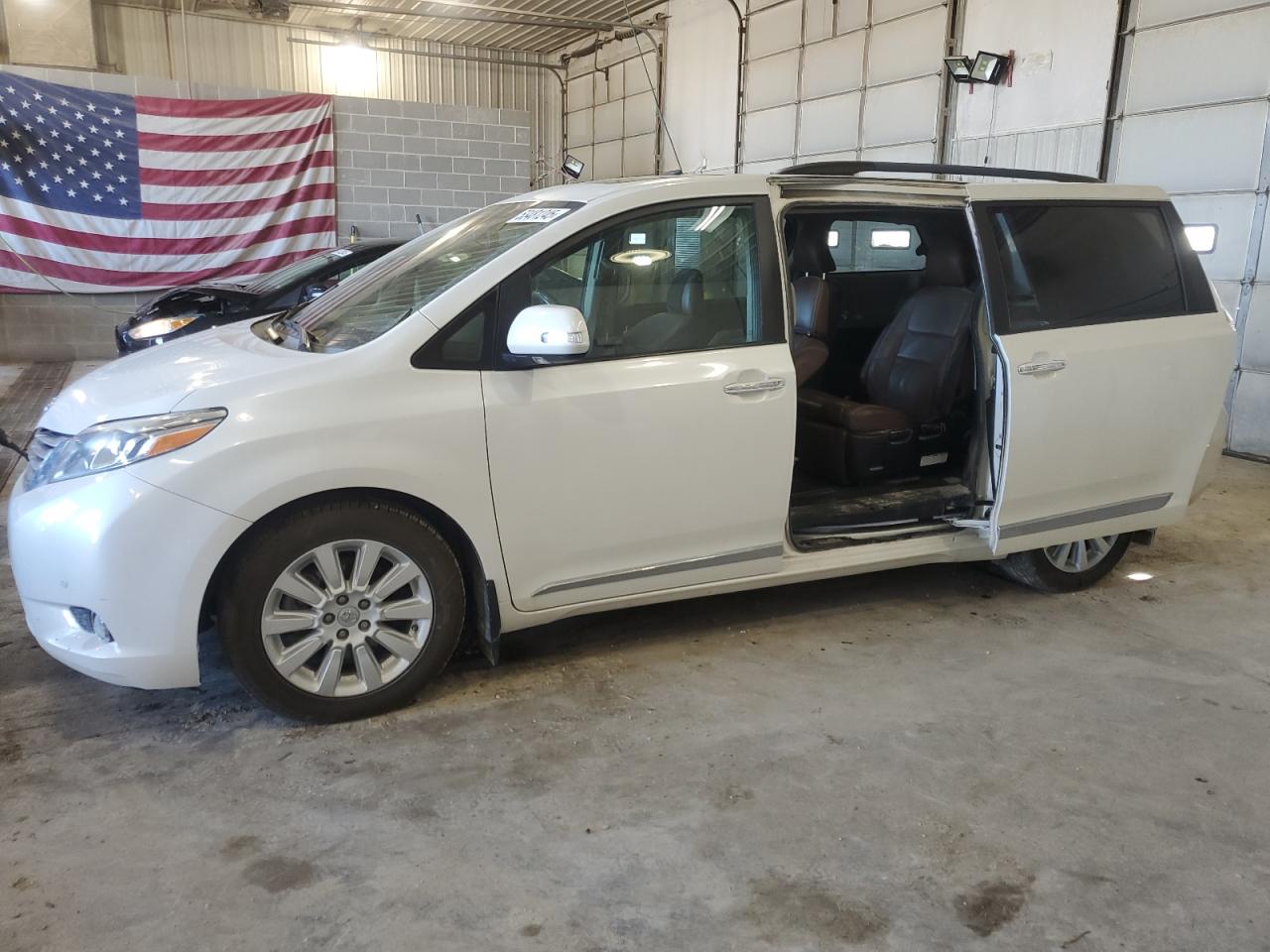 TOYOTA SIENNA XLE 2016