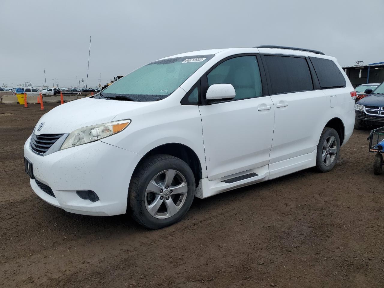 TOYOTA SIENNA LE 2012