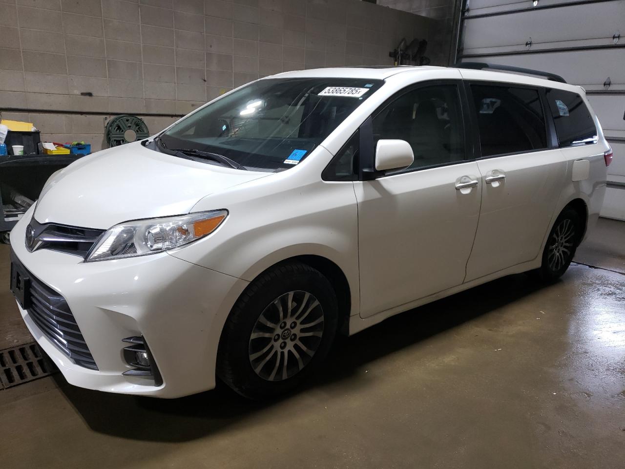 TOYOTA SIENNA XLE 2018
