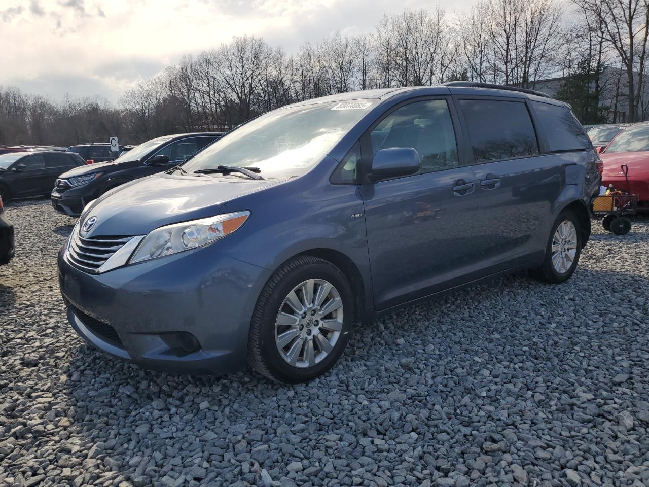 TOYOTA SIENNA LE 2016