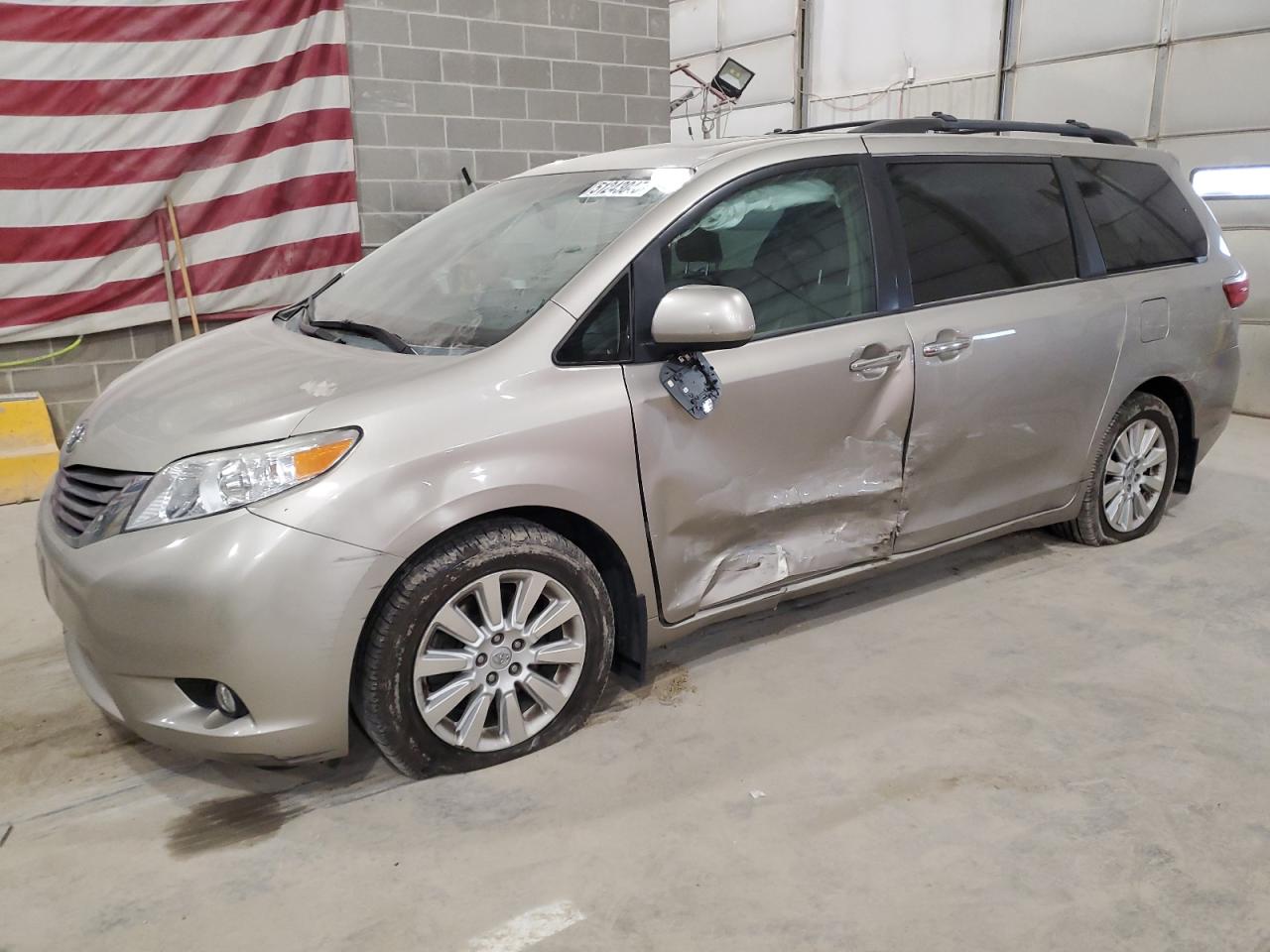TOYOTA SIENNA XLE 2015