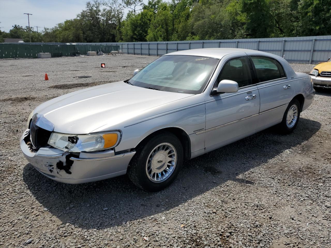 LINCOLN TOWN CAR S 2002