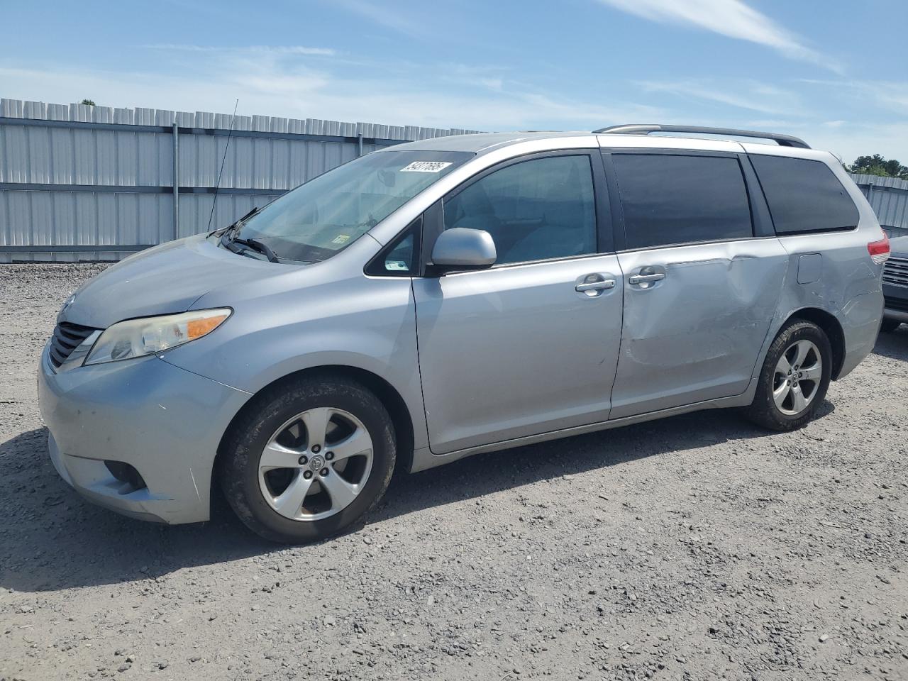 TOYOTA SIENNA LE 2011