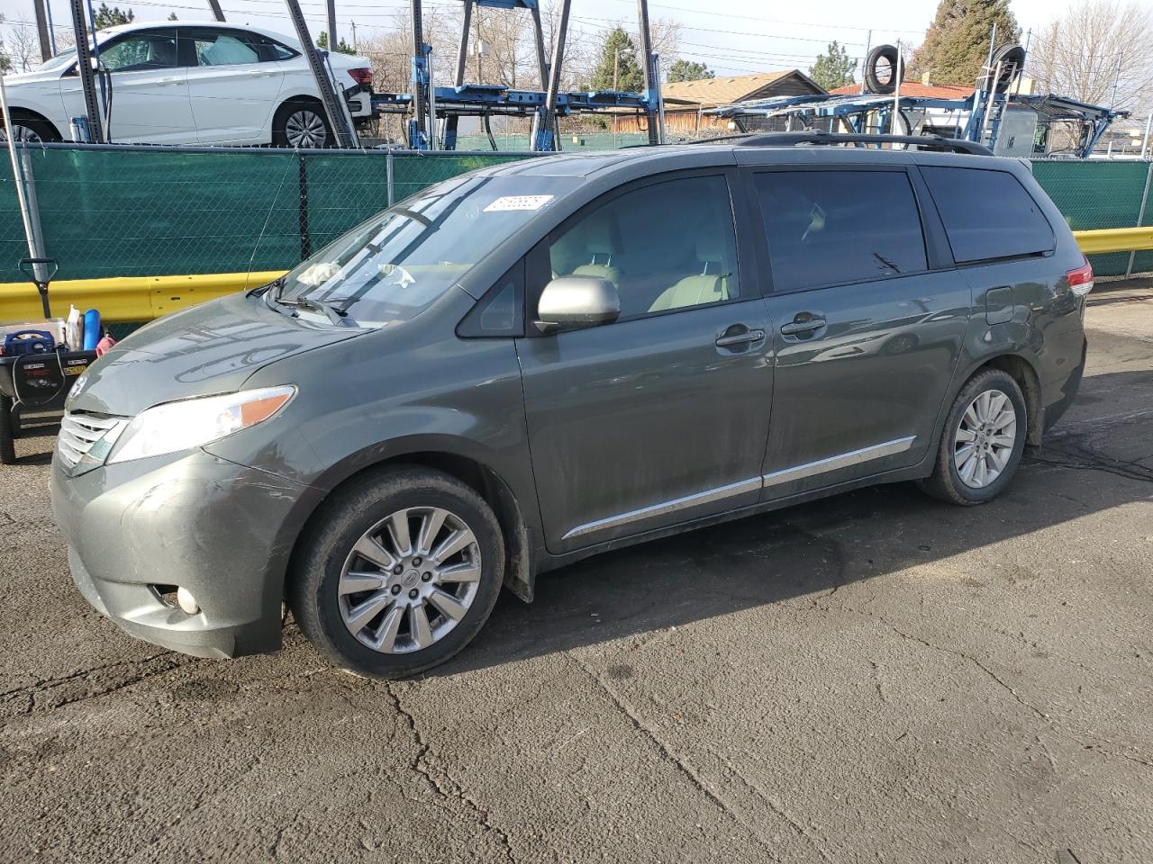 TOYOTA SIENNA XLE 2012