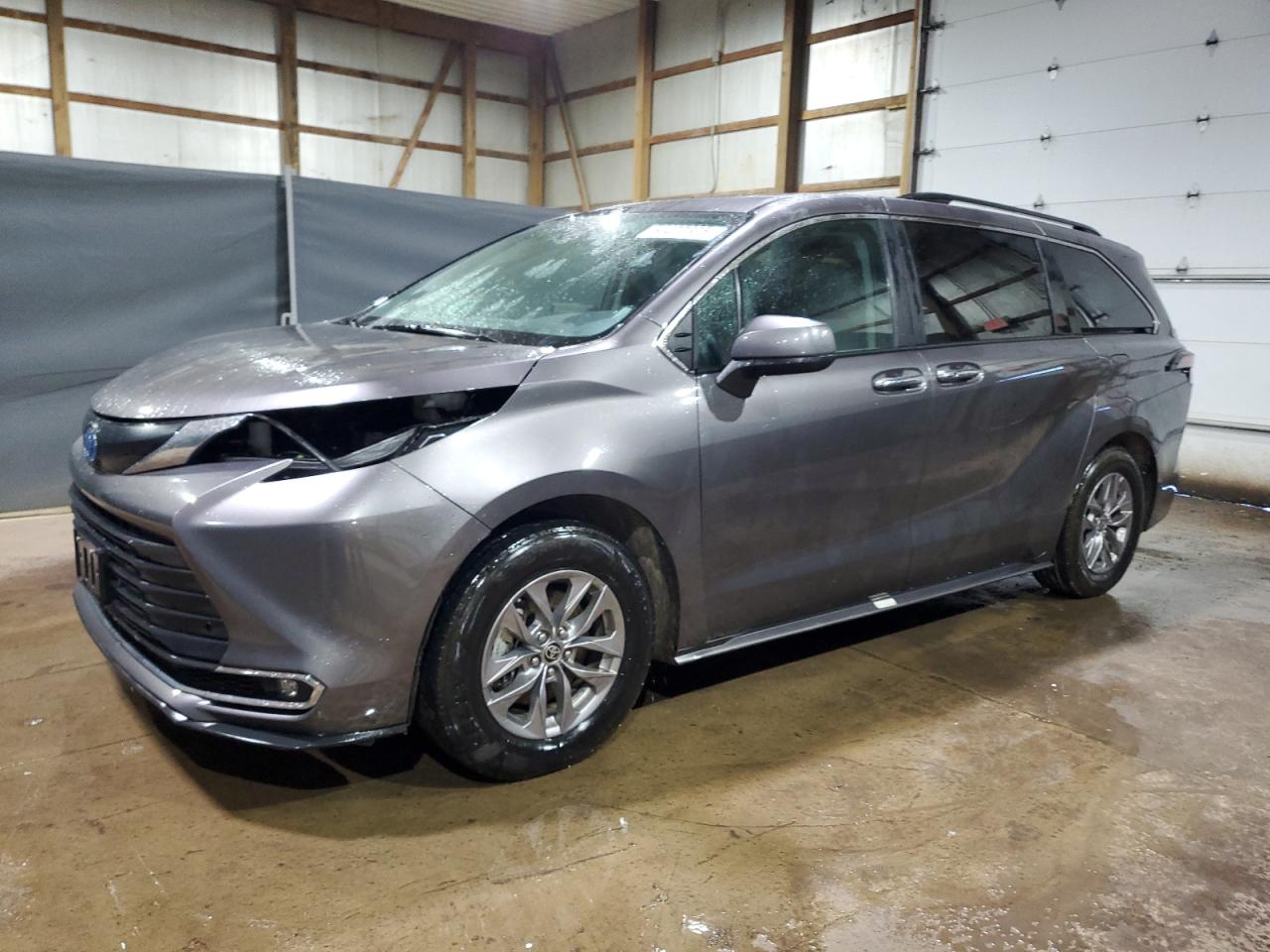 TOYOTA SIENNA XLE 2024