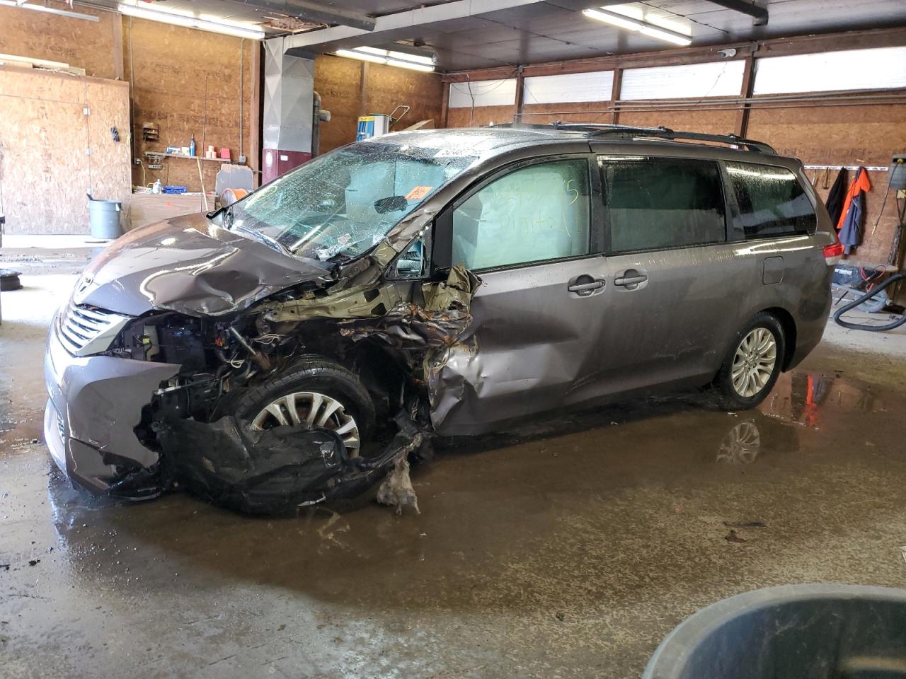 TOYOTA SIENNA XLE 2012