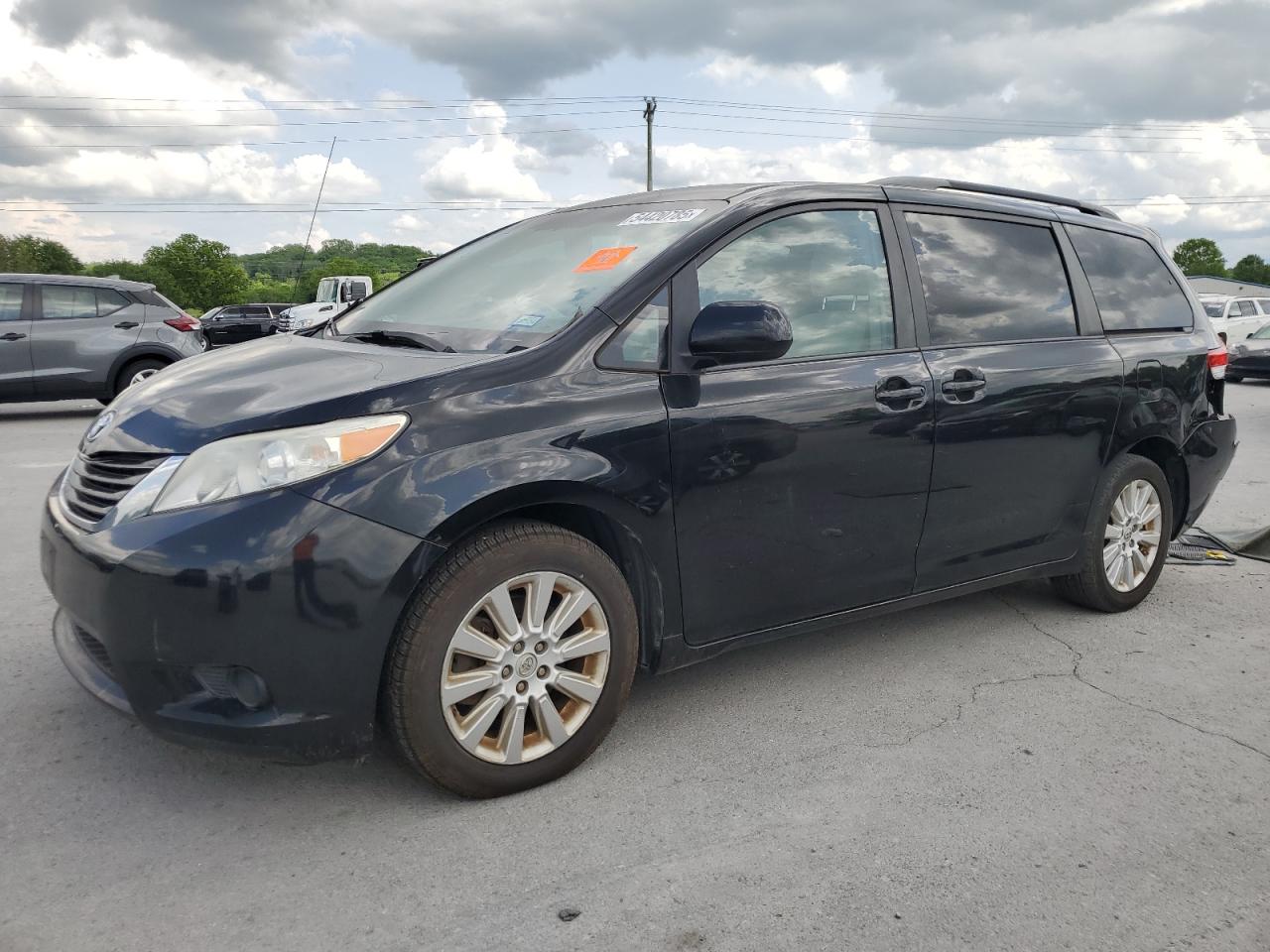 TOYOTA SIENNA LE 2014