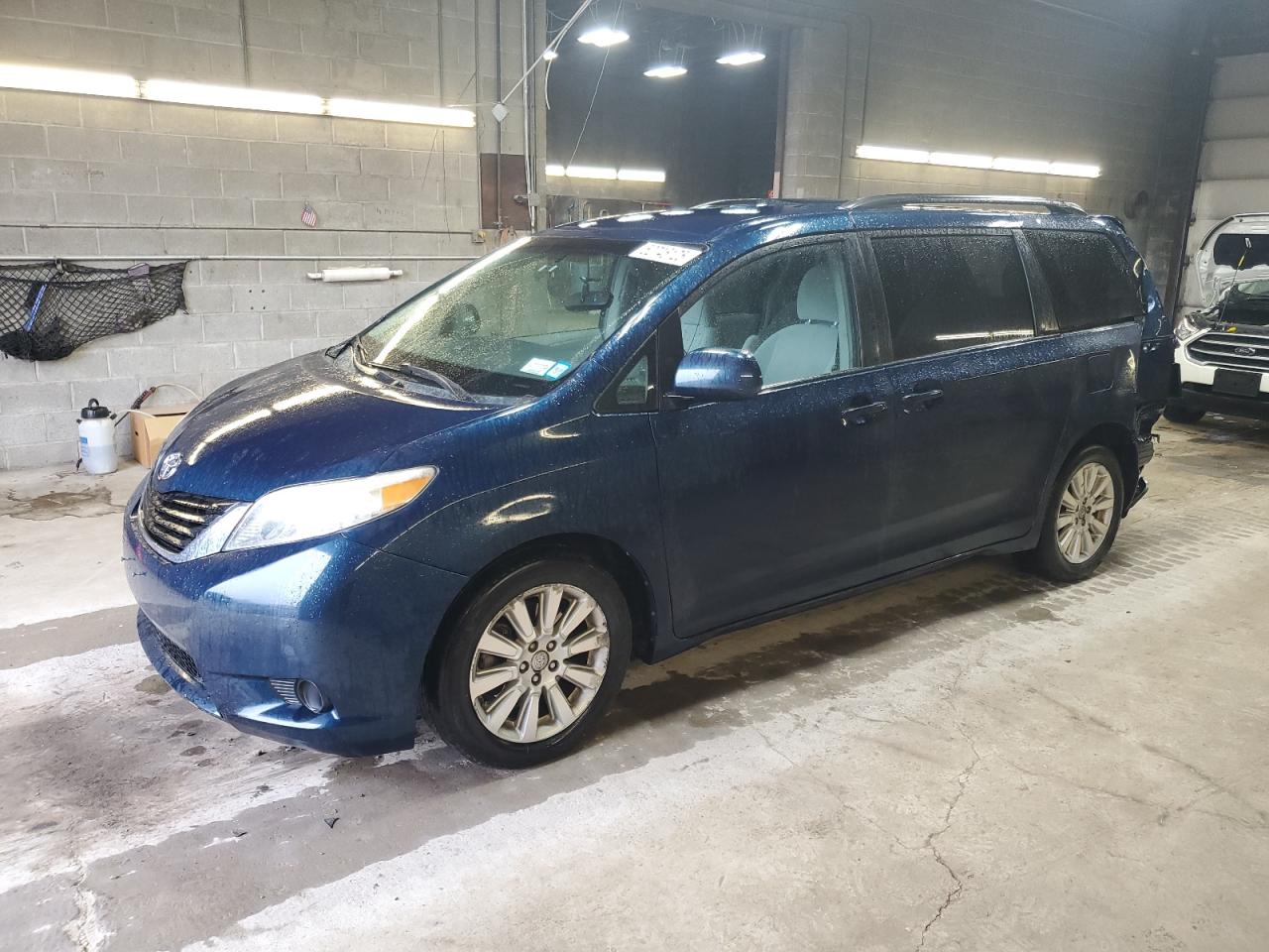 TOYOTA SIENNA LE 2011