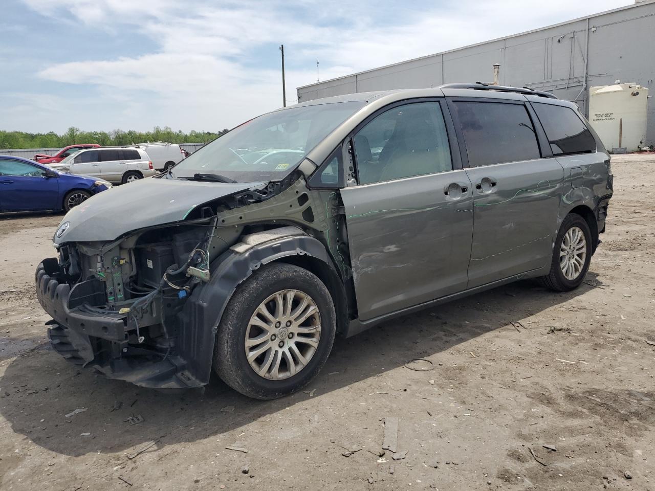 TOYOTA SIENNA XLE 2011