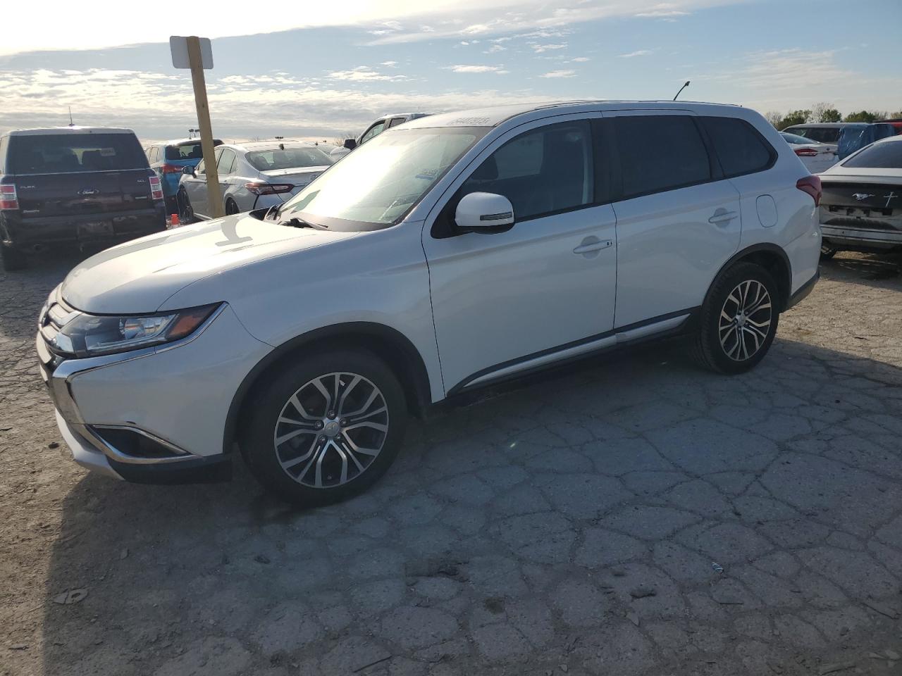MITSUBISHI OUTLANDER 2016
