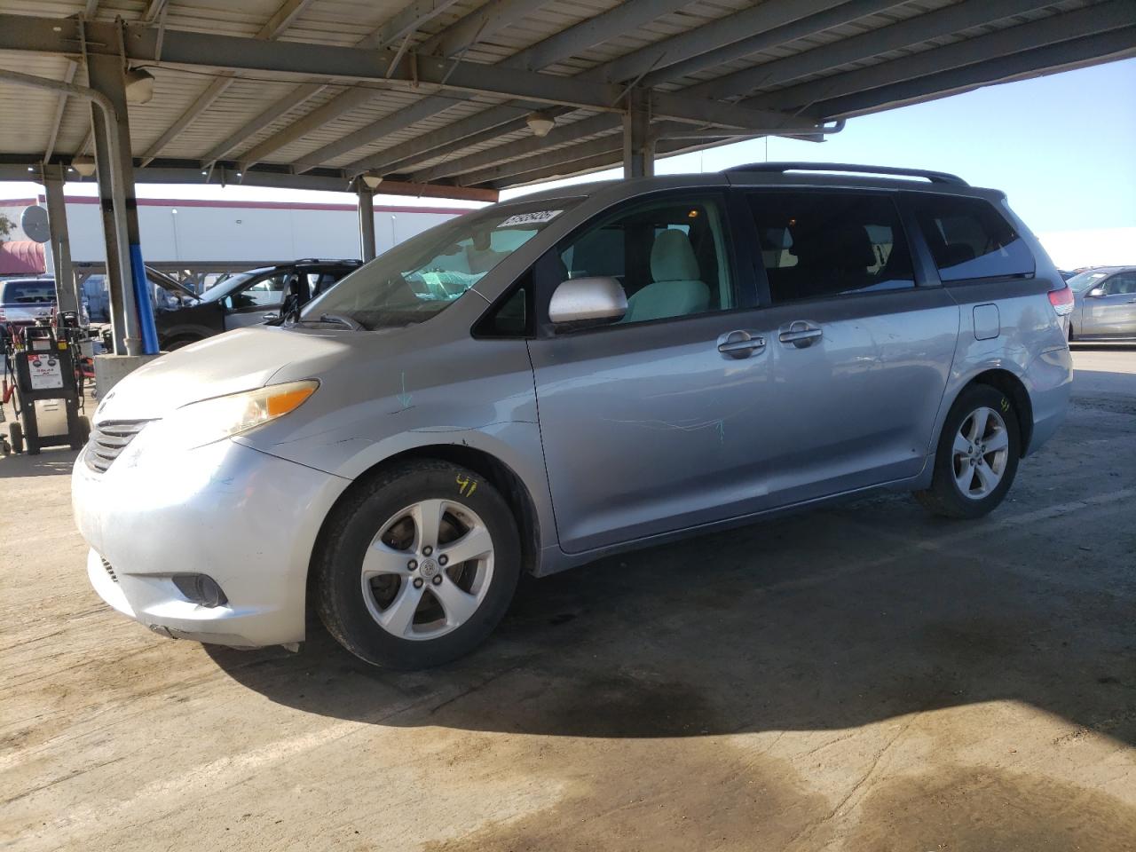 TOYOTA SIENNA LE 2011