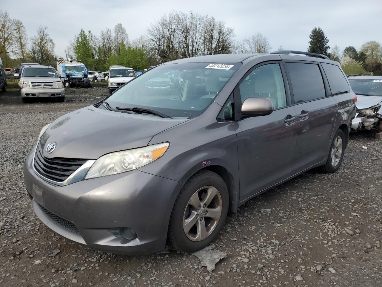 TOYOTA SIENNA LE 2014