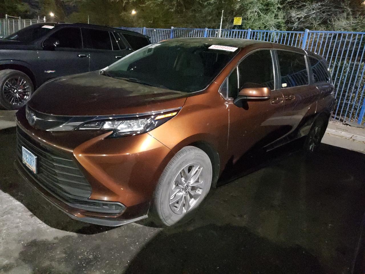 TOYOTA SIENNA LE 2023