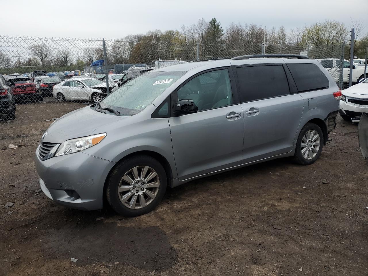 TOYOTA SIENNA LE 2011