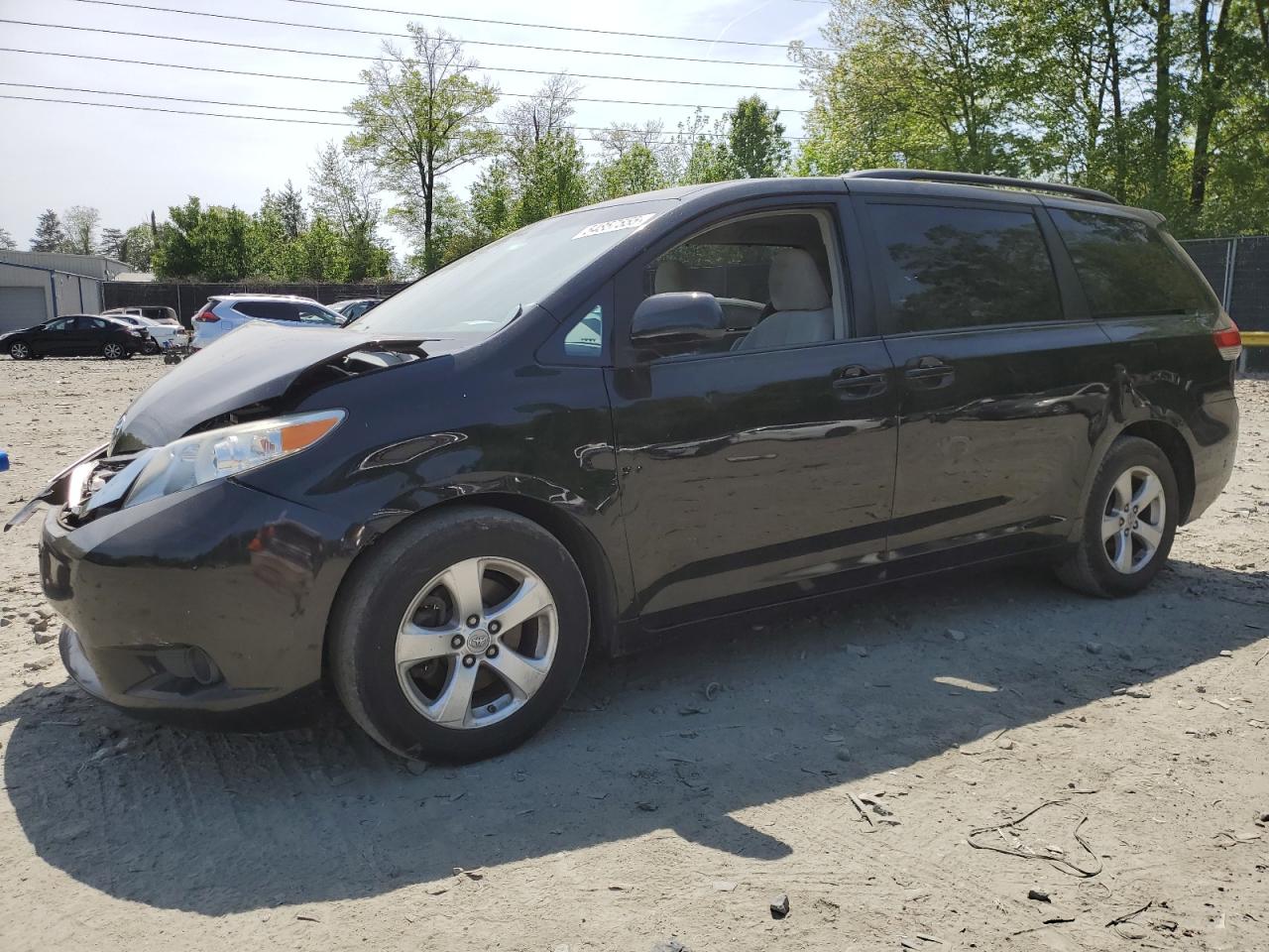 TOYOTA SIENNA LE 2013